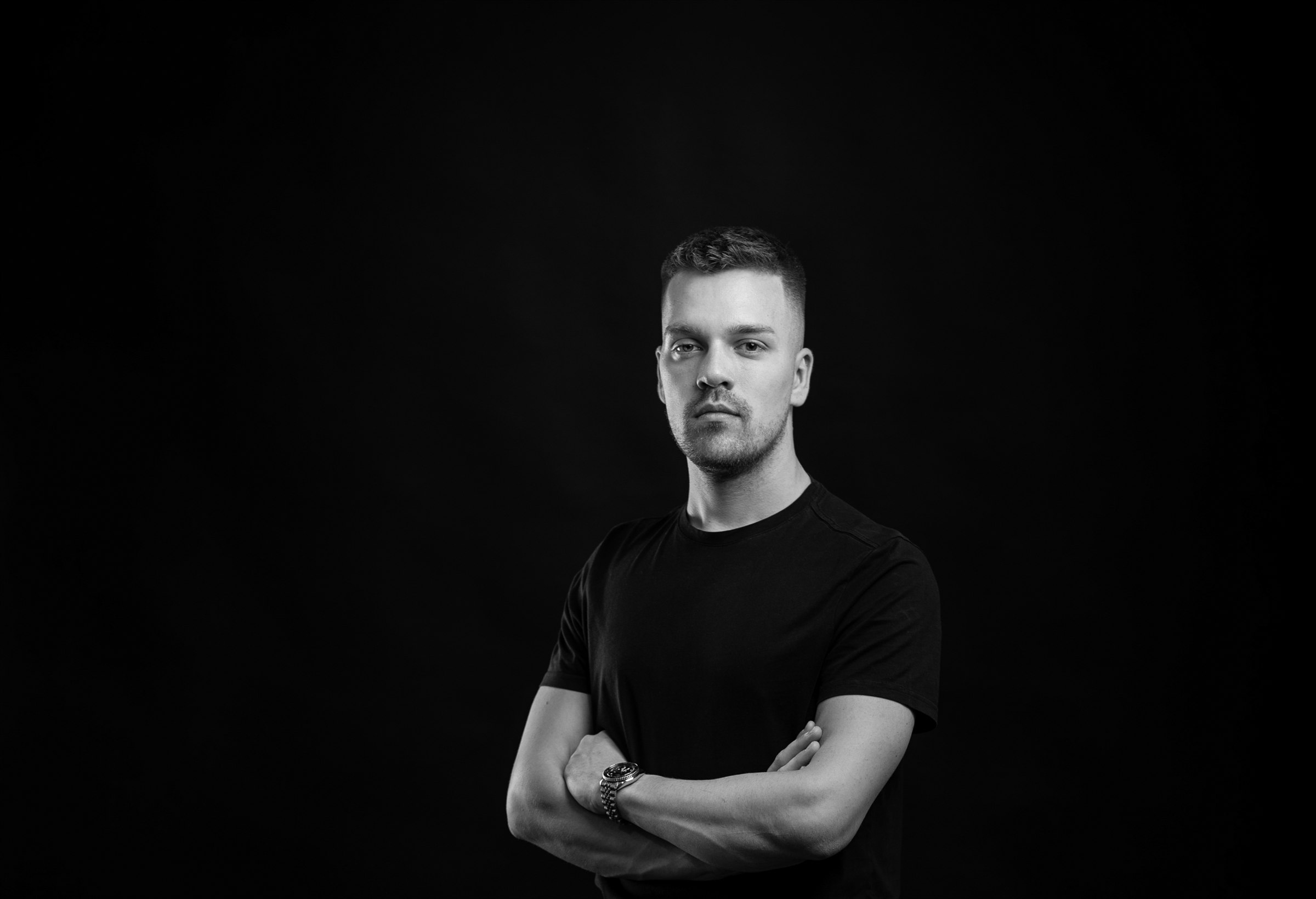 Čiernobiely portrét Mateja Kosťuna