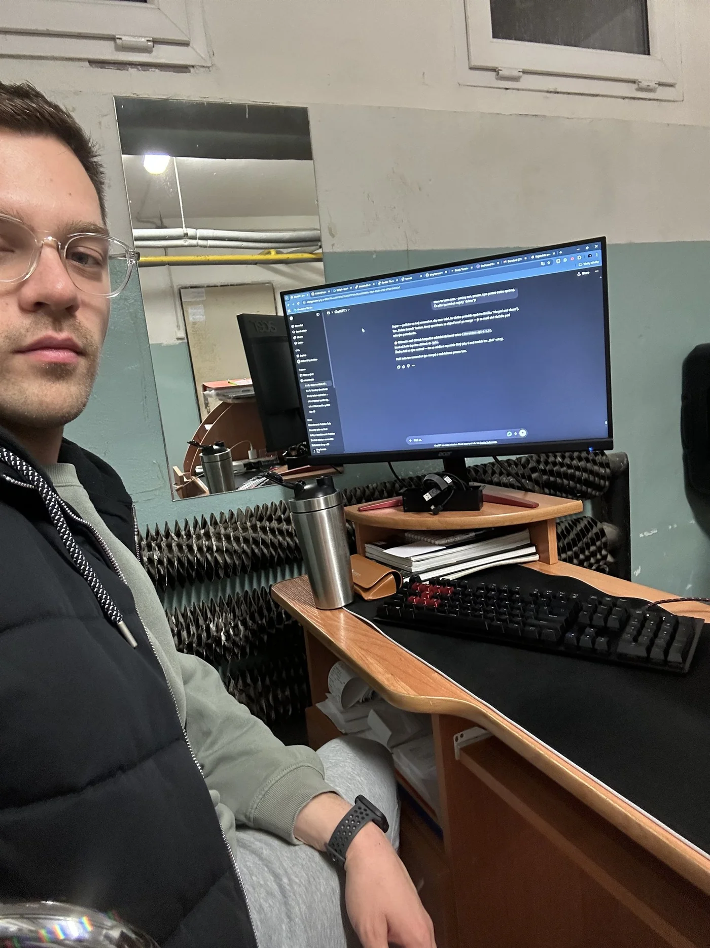 Matej pri vývoji dreamhubbu s otvoreným ChatGPT na monitore v pivničnom pracovisku