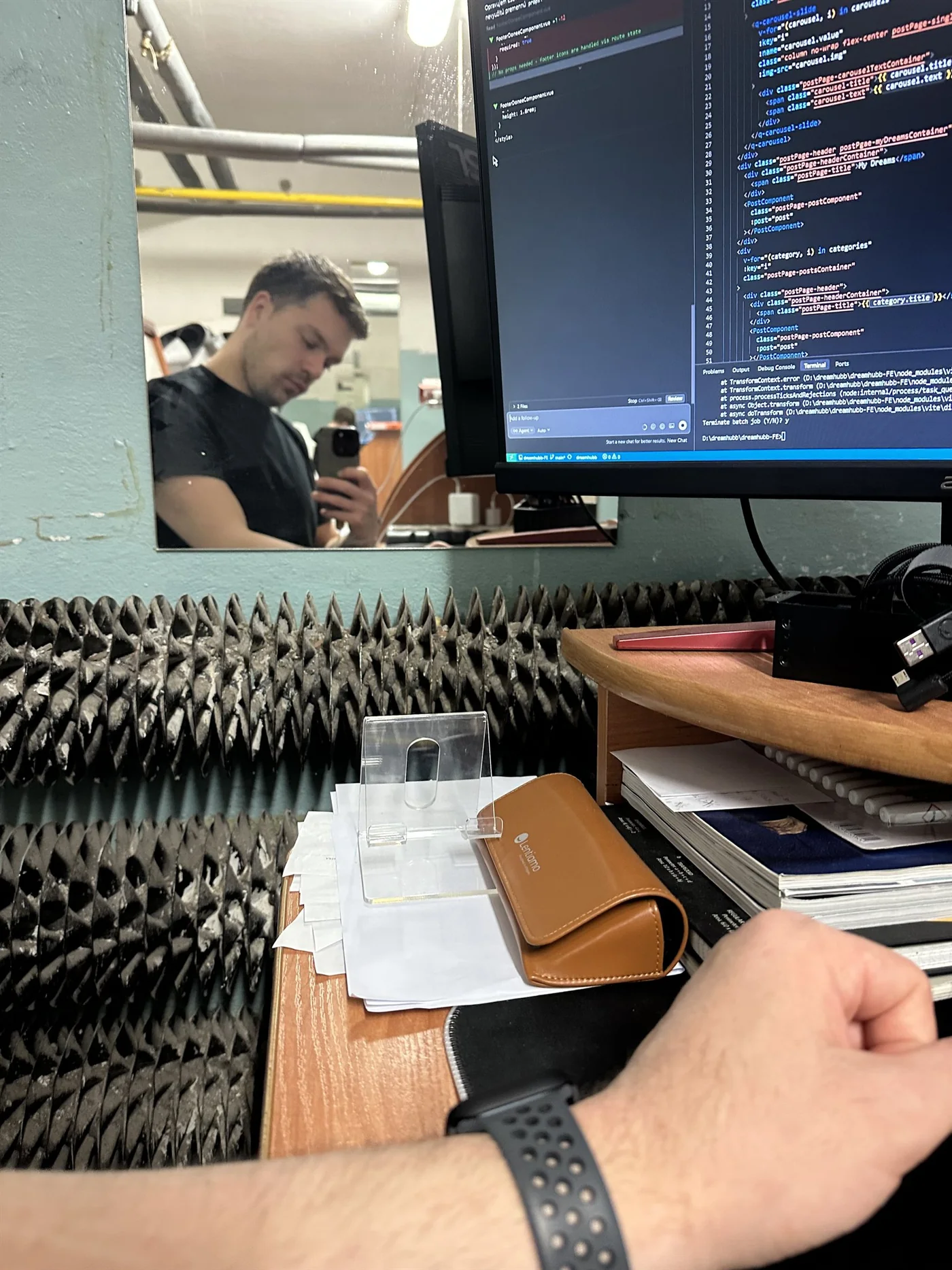 Detail kódu dreamhubbu a Matejov odraz v zrkadle pivničného pracoviska