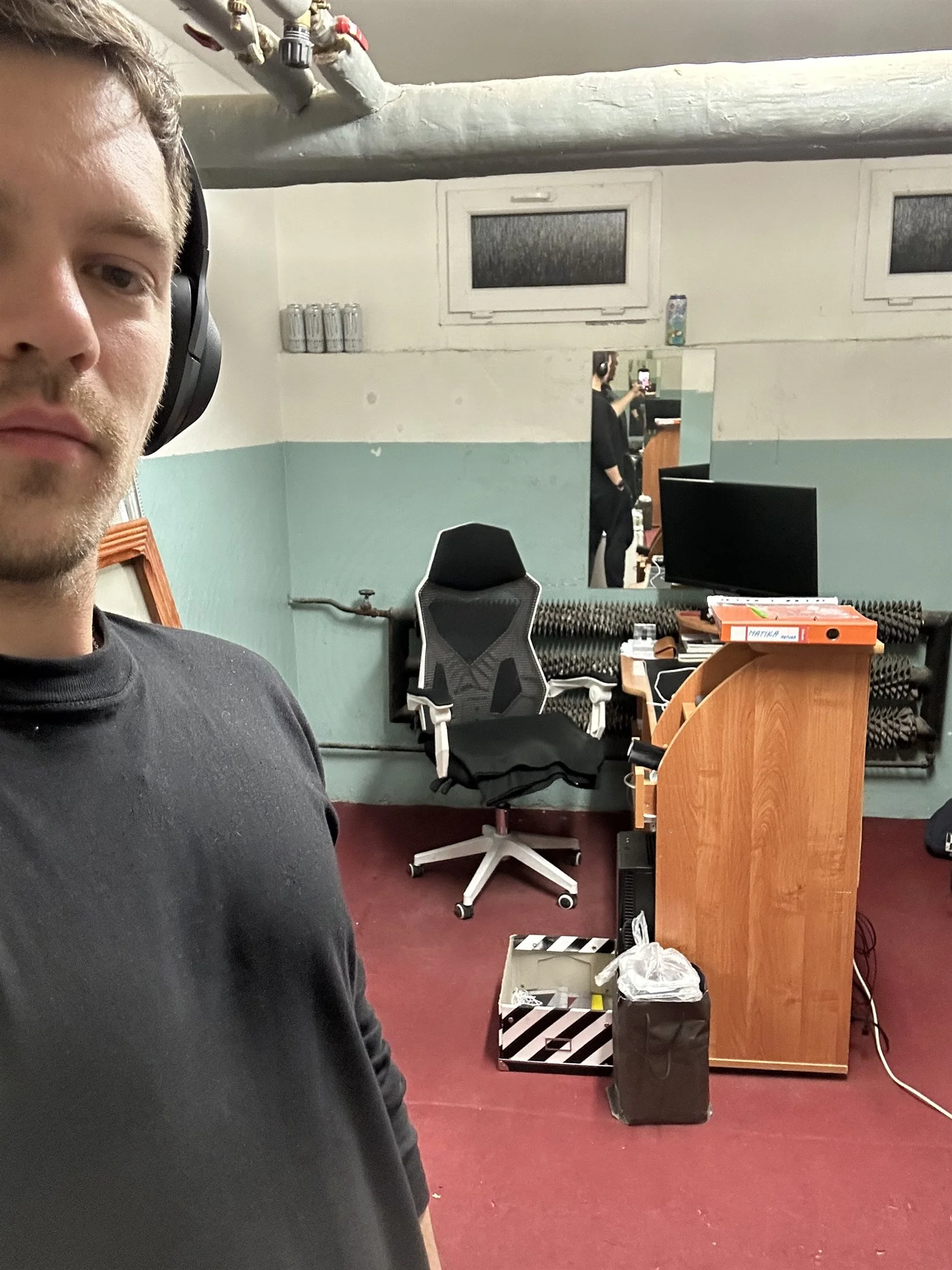 Matej v pivničnom priestore rodičovského bytu, kde pokračoval vo vývoji dreamhubbu