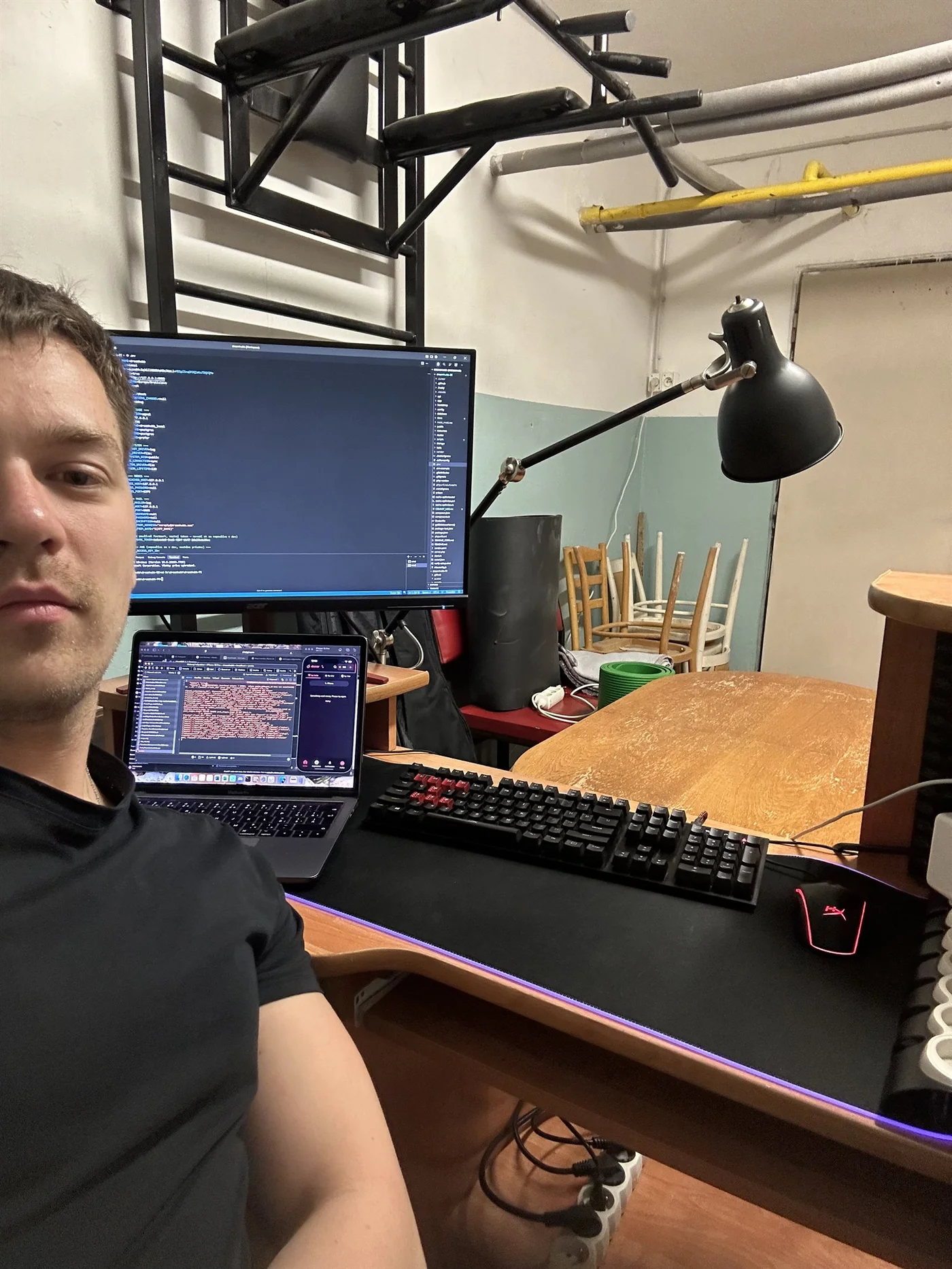 Matej pri improvizovanom pracovisku s notebookom, monitorom a rozpracovaným dreamhubbom
