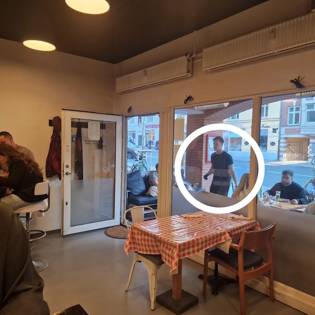 Interiér Pizzerie La Carmela vo Valby s Matejom označeným bielym kruhom
